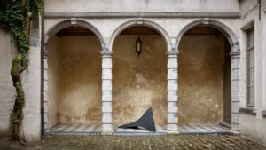 Modernistische kunstinstallatie in historische binnenplaats, gefotografeerd door Jan Liégeois, professionele fotograaf uit België, met focus op architectuur en sculptuur.